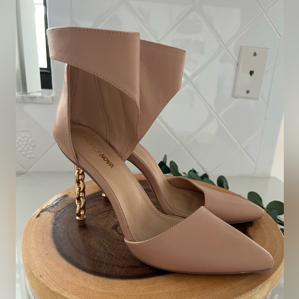 Fashion Nova woman’s 9 heels